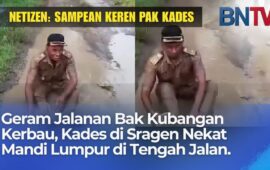 Geram Jalanan Bak Kubangan Kerbau, Kades di Sragen Nekat Aksi Mandi Lumpur di Tengah Jalan.
